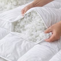 Műszálgolyóval töltve